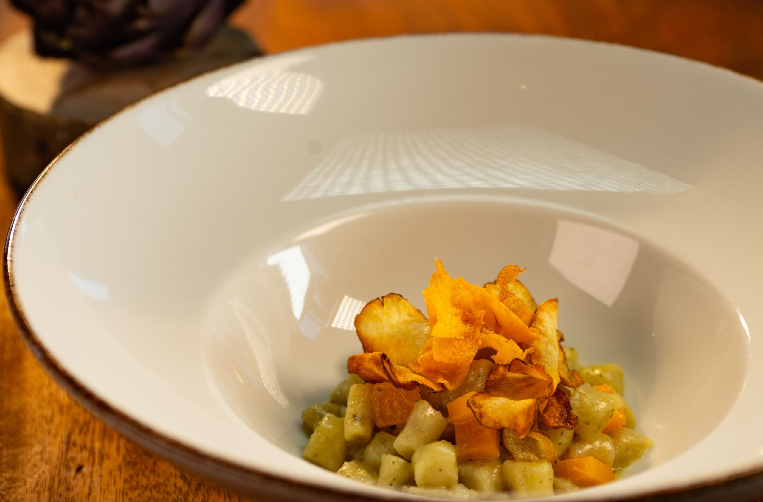 Gnocchi di carciofi BIO con burro alla salvia e chips di topinambur