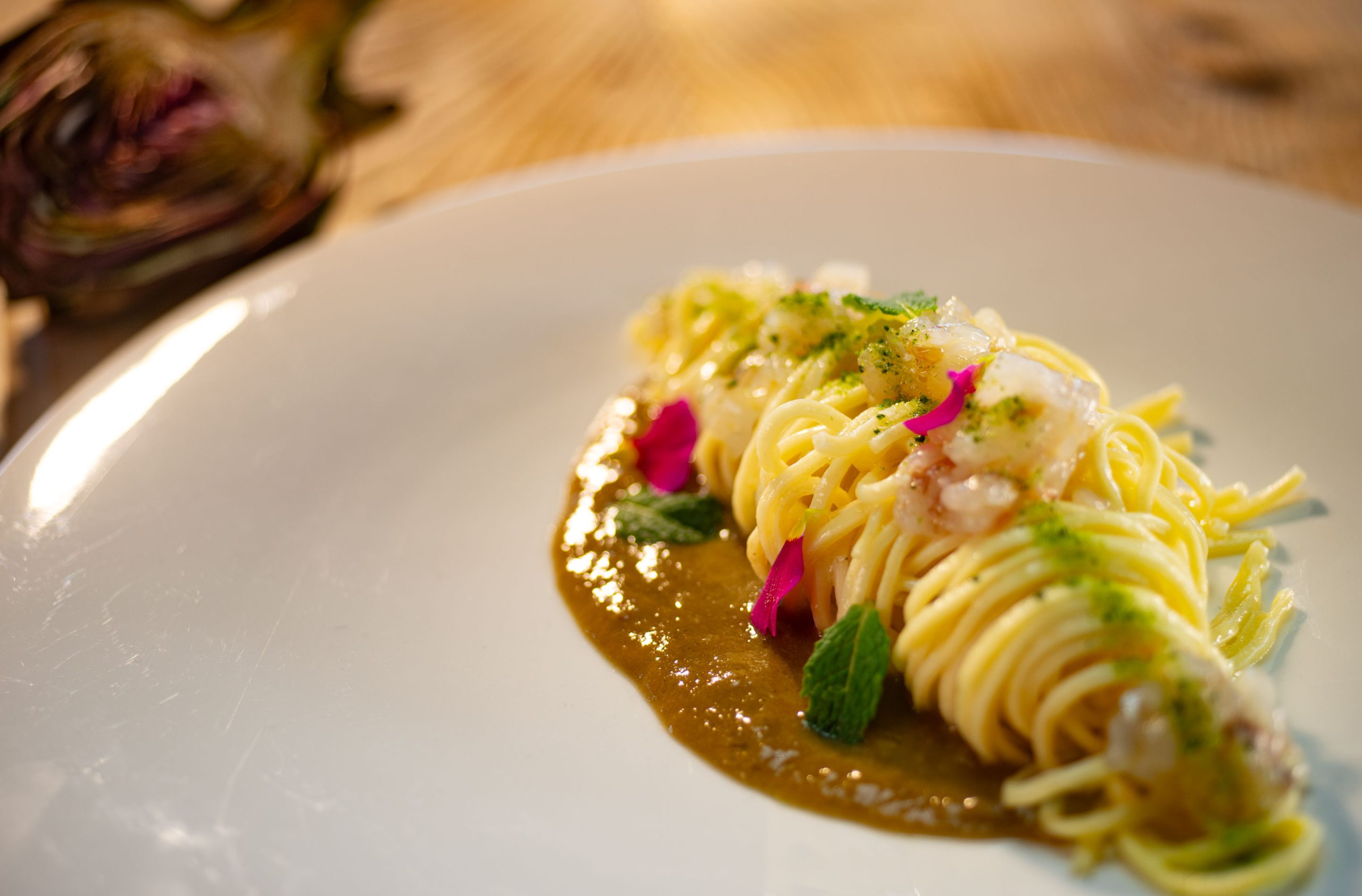 Tagliolini, tartare di gamberi e carciofI BIO