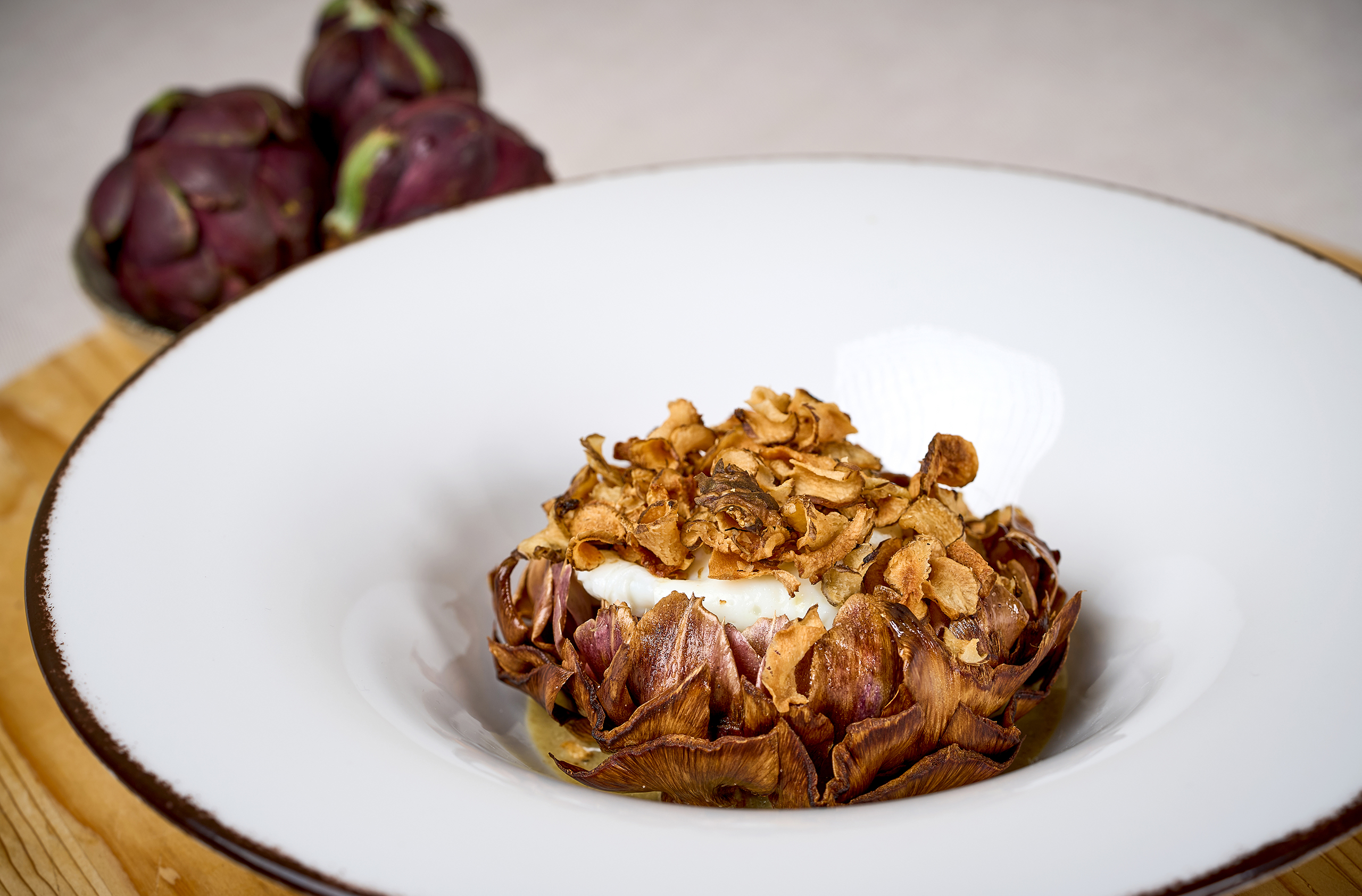 Carciofi Bio con uovo in camicia e chips di topinambur