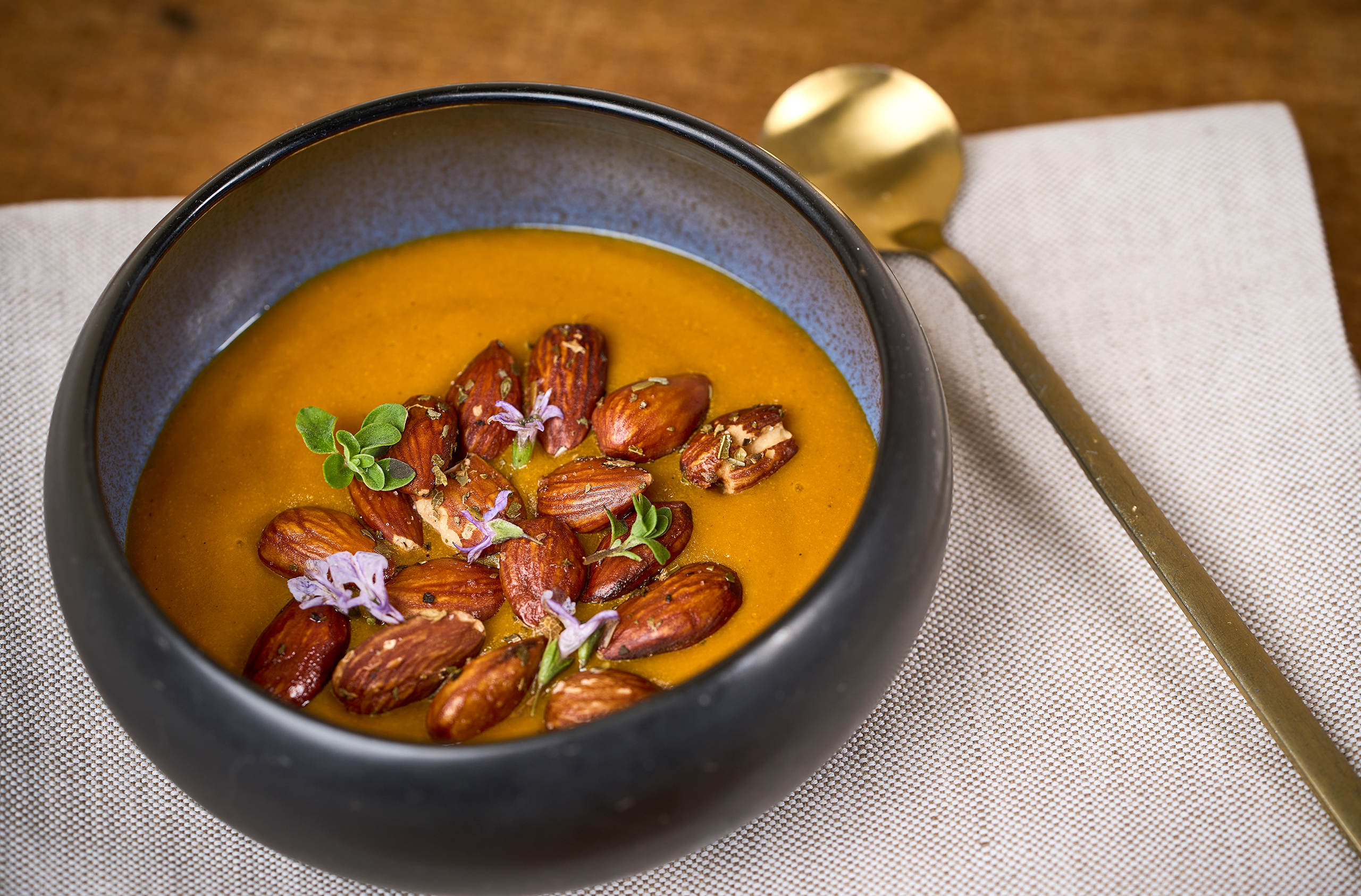 Mandorle tostate su vellutata di Zucca Bio